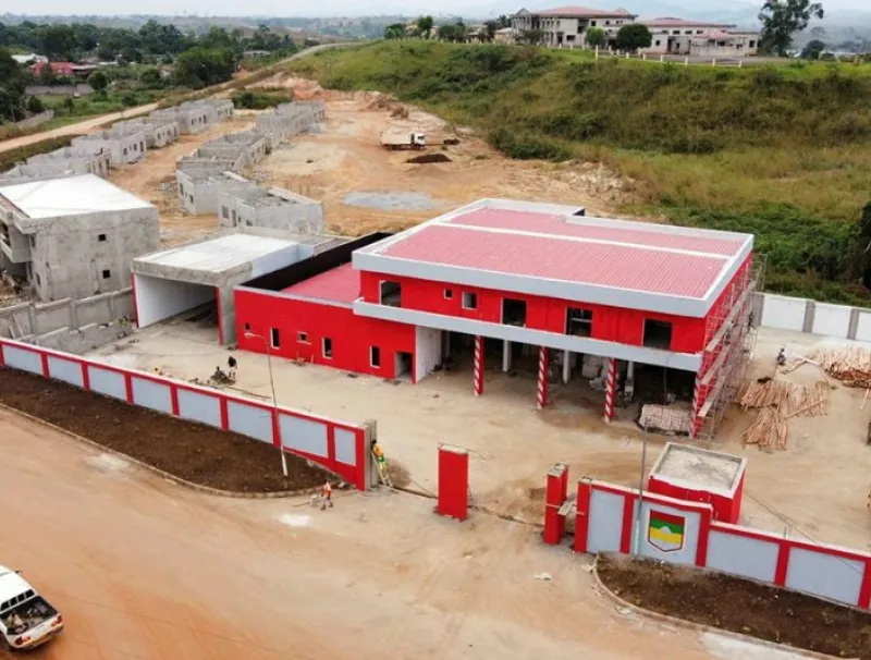  Vue dominante de la caserne des sapeurs-pompiers de Tchibanga en travaux. © MOUSSAVOU Michel Lung