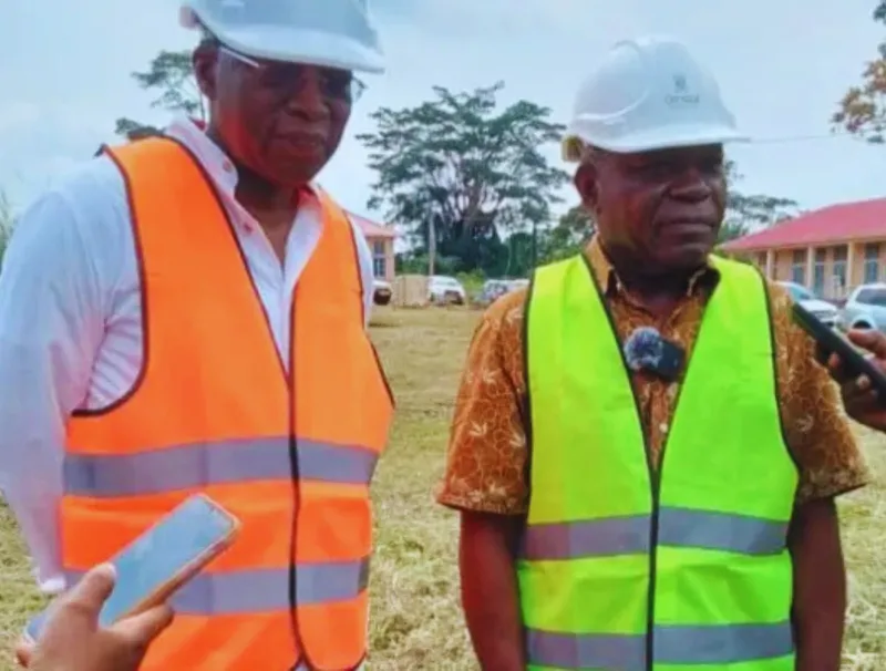 Le ministre des Comptes publics et de la Dette, Charles M'ba et celui de Formation professionnelle, Philippe Tonangoye © AGP