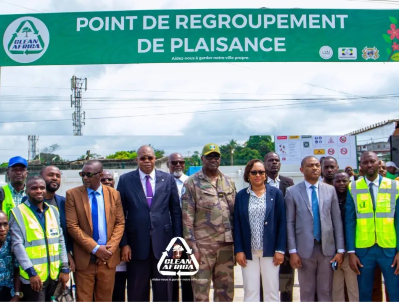 Photo de groupe au terme de l’inauguration du point de regroupement de Plaisance à Nzeng Ayong.