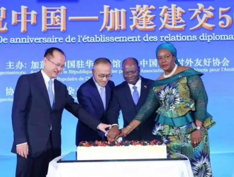 Le diplomate gabonais et ses hôtes procédant à la coupure du gâteau d’anniversaire du jubilé d’or de la coopération sino-gabonaise. © DR 