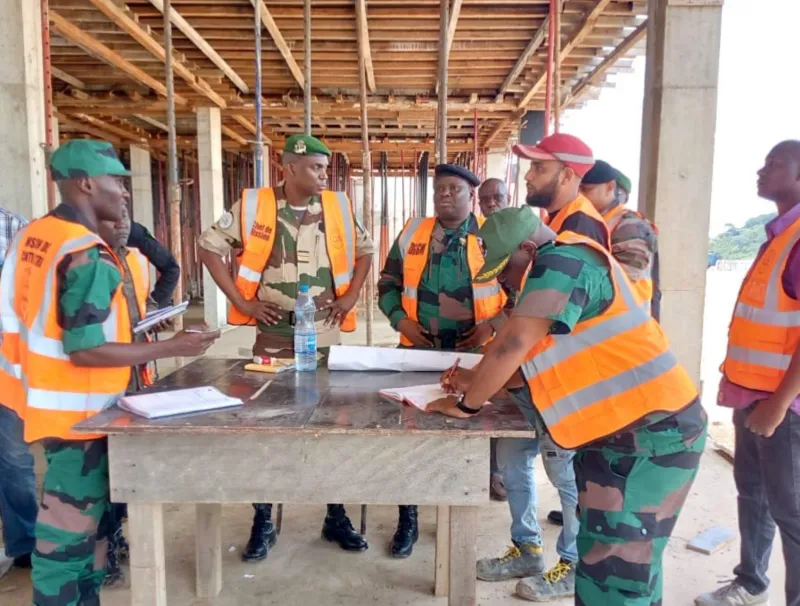 Les membres de la mission de contrôle lors d’une visite de chantier.