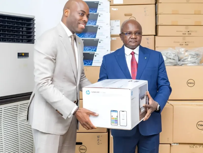 Les officiels devant le matériel informatique remis aux structures sanitaires. © DR