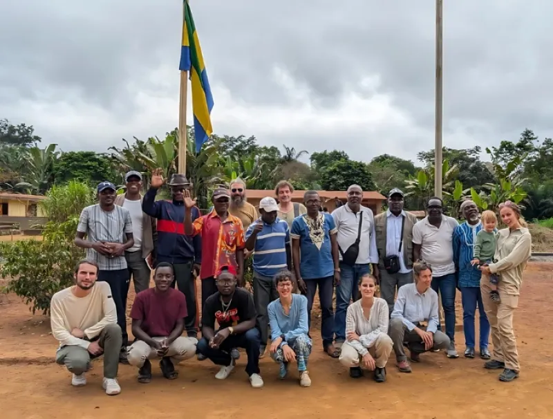 Les étudiants et leurs encadreurs posant pour une photo de famille à Messeb à Makokou.