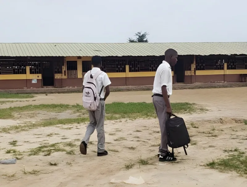 Élèves déambulant dans la cour d’un établissement scolaire