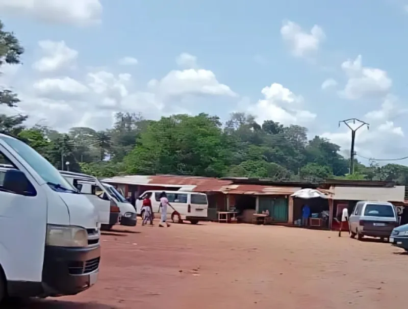 Une vue de la gare routière de «Moanda-Pressé» au quartier Mbaya, à Franceville. © DR