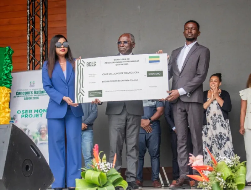 Remise des prix du concours national de l'entrepreneuriat le mercredi 20 aout 2025 à la baie des rois. Un lauréat recevant son prix