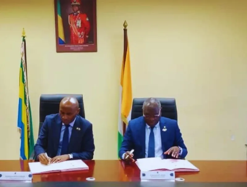 Les deux DG procédant à la signature de convention.