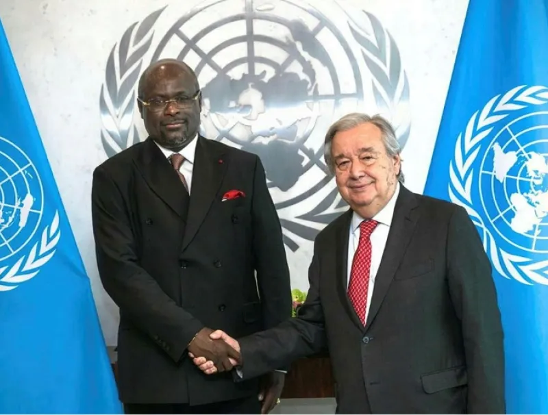 Poignée de main entre le ministre des Affaires étrangères et Antonio Guterres au terme de leur échange. © DR