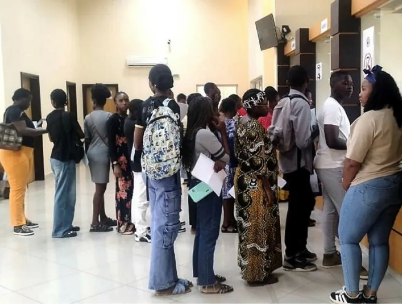 Une phase du début de paiement des bourses hier à l’agence comptable d’Okala au nord de Libreville. © Jocelyn Abila