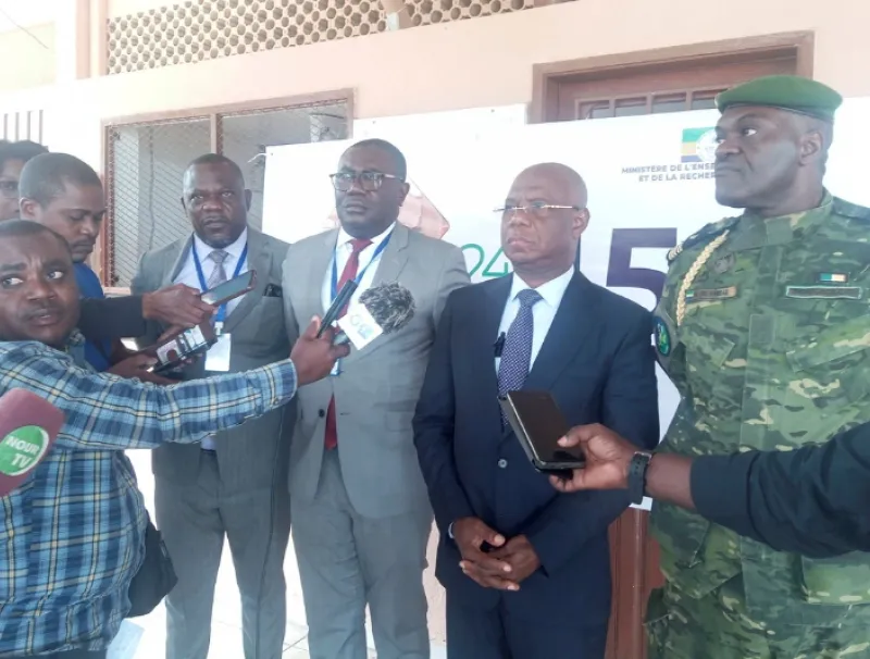 Le PCA du CNOU, Philippe Nzengue Mayila (au centre) et le DG Barry Aliou Mbia Kombe présentant le futur du Centre. ©  Jocelyn Abila