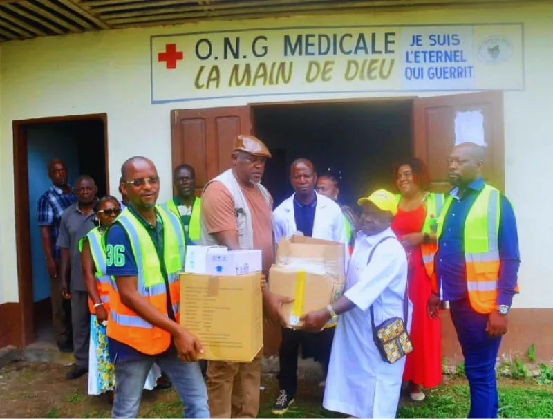 Remise des médicaments dans un dispensaire du Ntem. © DR