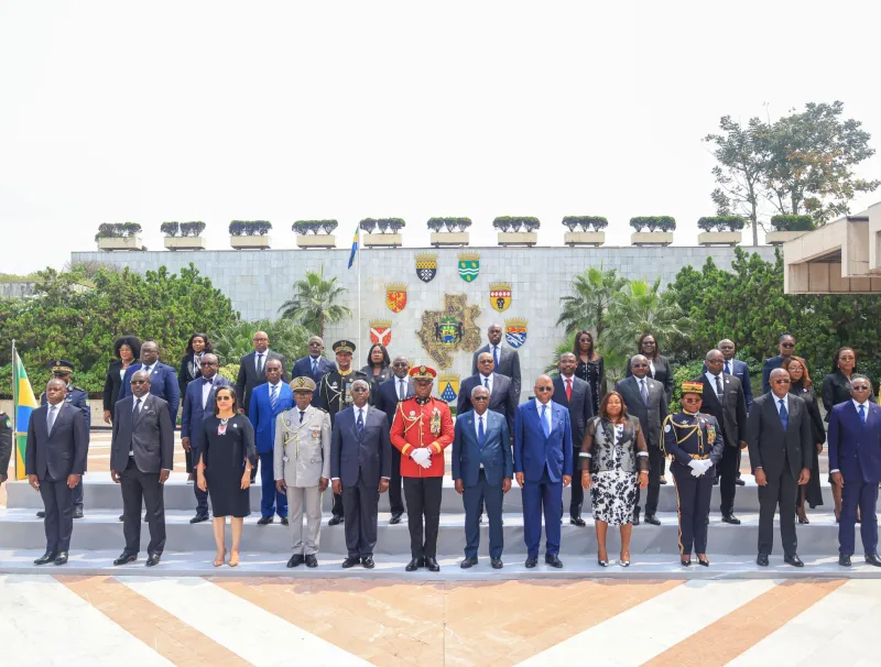 Photo de famille du gouvernement Ndong Sima 3 après la séance de prestation de serment © DR