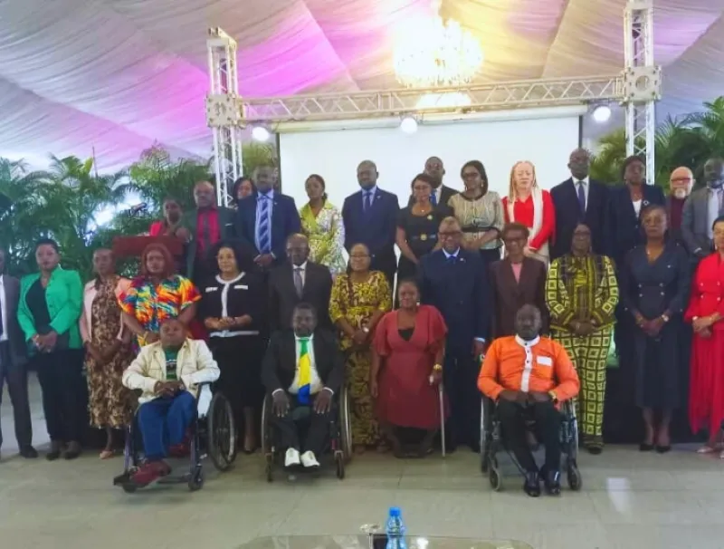 photo de famille des participants aux 1ére assises du comité national d'insertion des personnes handicapées.