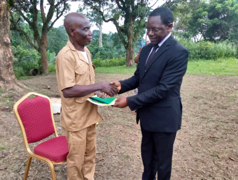 Henri Charlie Lendoye installé dans ses nouvelles fonctions de chef du village Bigniomi 2 par le préfet du département de la Passa,  Raphaël Obali © DR