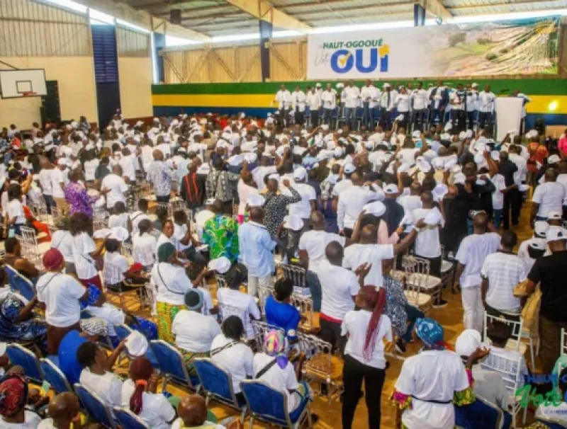 Le gymnase du C.E.S Mamadou-Lewo - ouverture de la campagne référendaire des partisans du «Oui». © DR