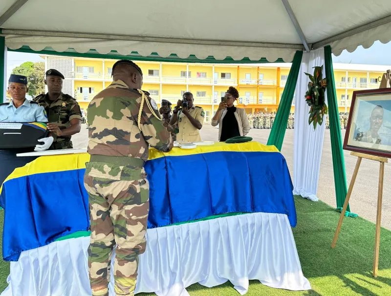 Le CEMGFAG Jean Bedel Boucka décorant, à titre posthume, de la médaille de reconnaissance le second-maître Jhoan Bounda. © Jocelyn Abila