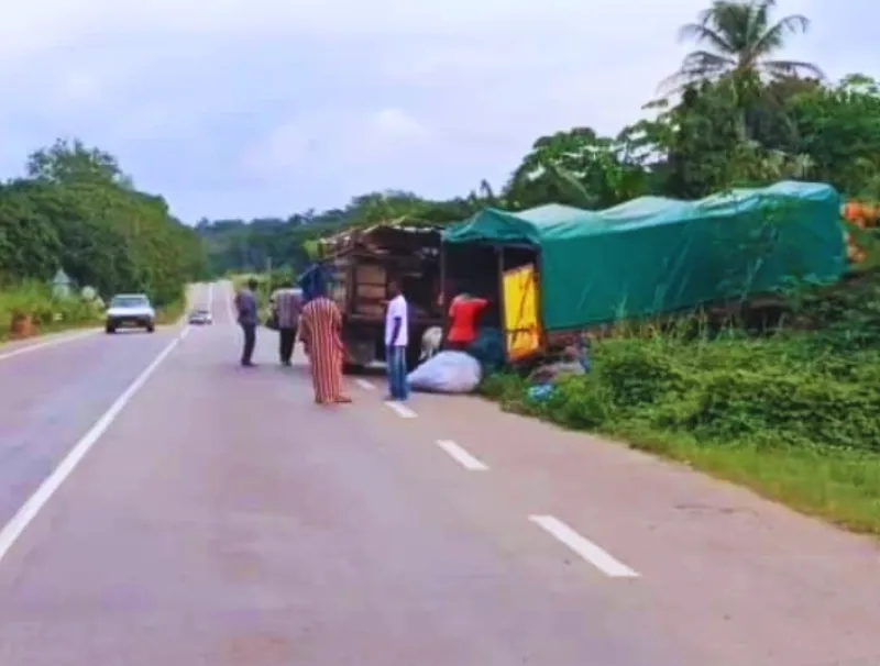 Le camion Mercedes dont l'embardée au village Gnanam a coûté la vie à un enfant de 4 ans.
