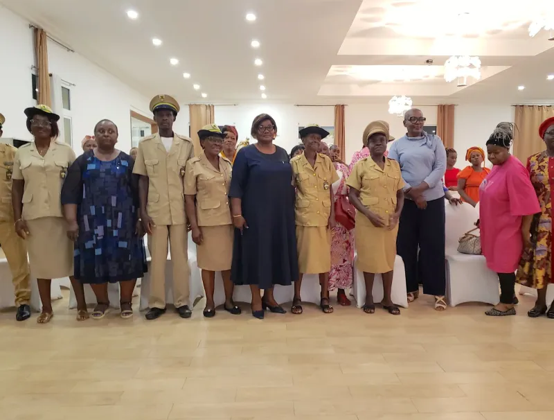 Photo de famille avec les trois parlementaires au terme de l’échange.