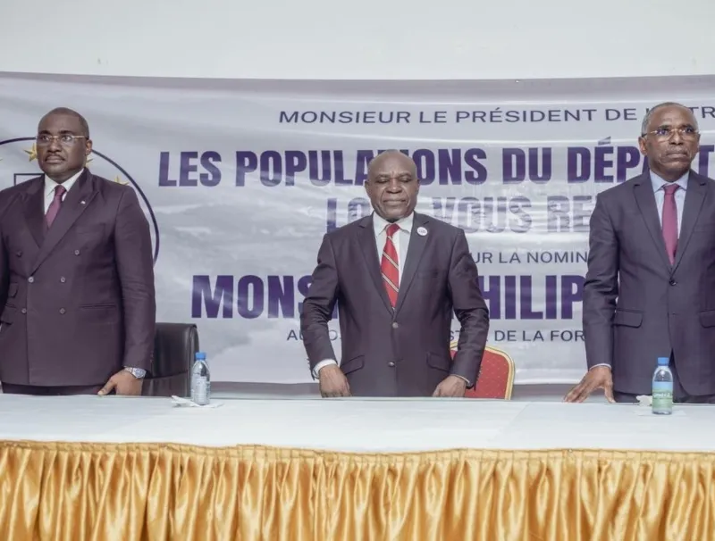 Le ministre Phillippe Tonangoye (c) lors de la rencontre.