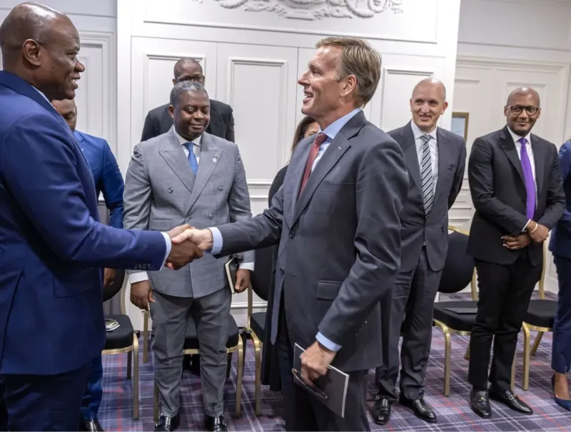 Le président Oligui Nguema recevant le directeur exécutif dAirbus en marge du sommet de la Francophonie © DR