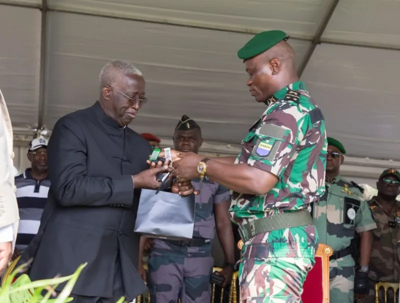  Le président de la République, le général Brice Clotaire Oligui Nguema et ministre Raymond Ndond Sima. © DR 