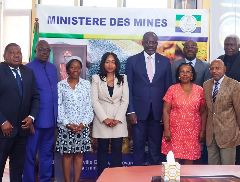  Le Collectif des opérateurs des carrières avec le ministre des Mines, Gilles NEMBE © DR