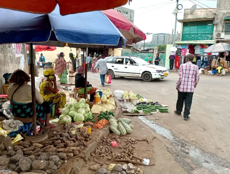 A "Venez-Voir", la vente des aliments par terre a pignon sur... rue