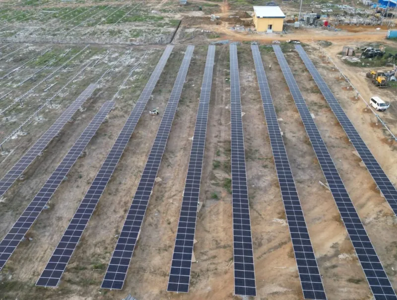 Ayeme-Maritime : immersion sur le chantier de la centrale photovoltaïque