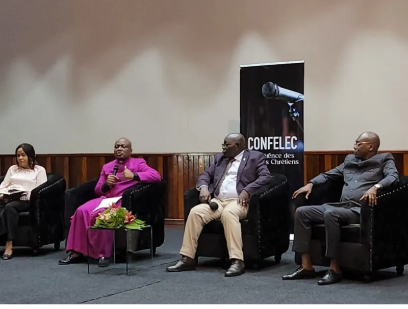 Le bureau de la Conférence présidé par le prophète Béni Ngoua Mbina (en rose)