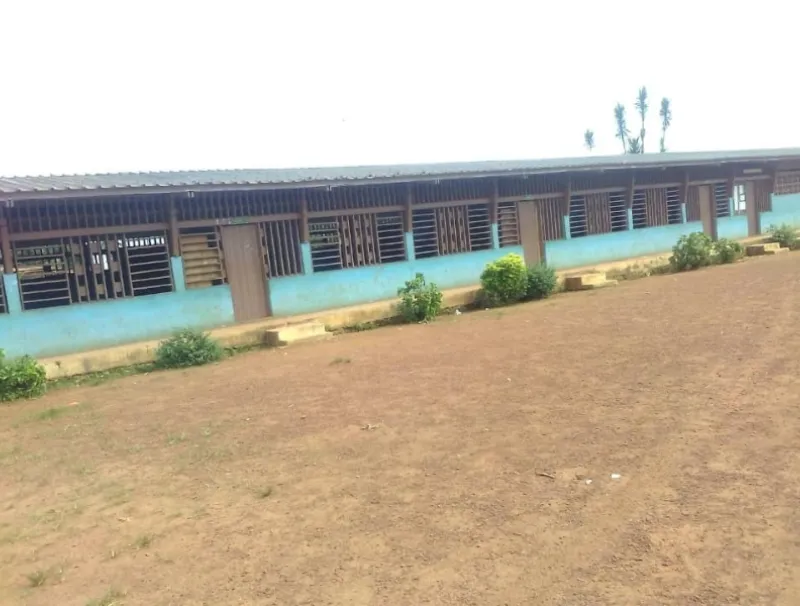 Une vue de la cours du lycee de makokou. © DR 