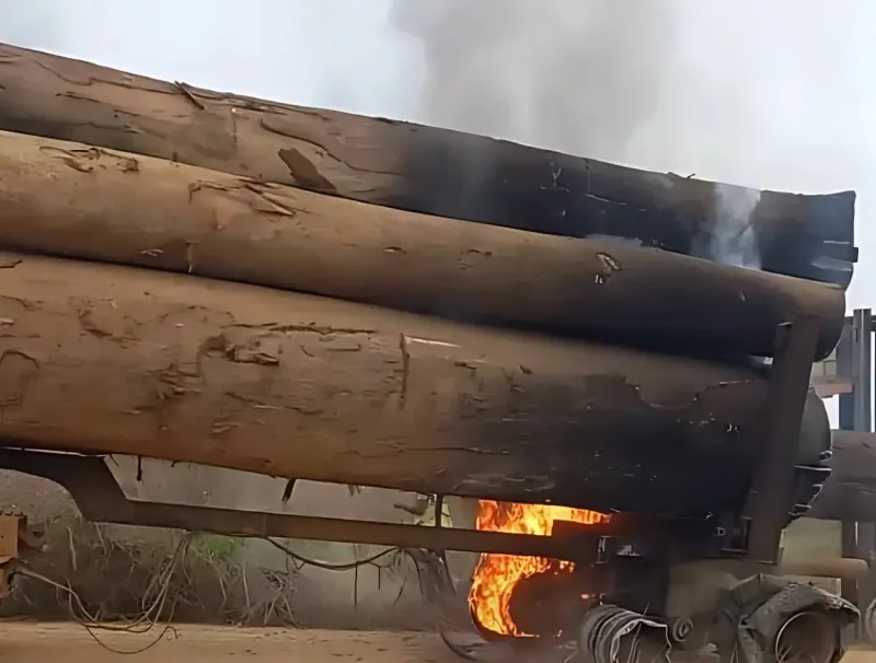 Le transporteur de grumes qui a pris feu au village Bagnara, dans le département de Mougoutsi, par Tchibanga.