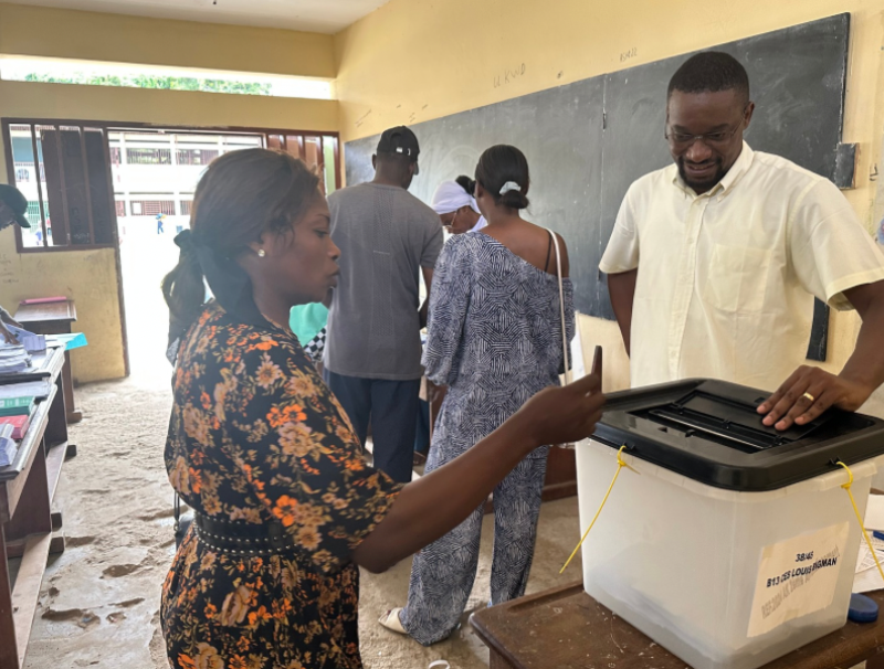 Une électeur accomplissant son devoir civique 