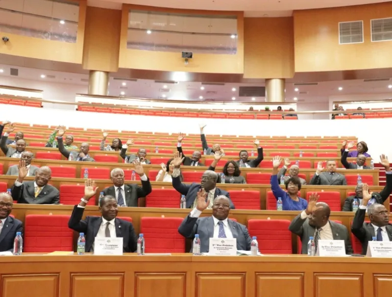 Les députés adoptant à l’unanimité les textes de loi. © L'union