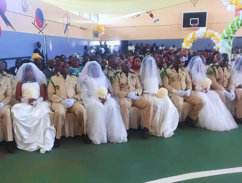 Une vue partielle des couples  unis,lors du mariage collectif à la Garde républicaine, officialisé par l'édile de Libreville, Rose Christiane Ossouka Raponda.