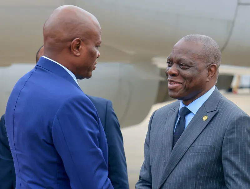 Le président de la Transition Oligui Nguema à son arrivée à Washington, accueilli par l'ambassadeur du Gabon © Presse Présidentielle