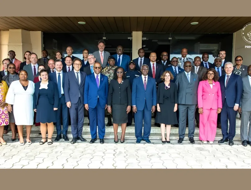 Photo de famille à la fin de la réunion Gabon-UE en présence du Premier Ministre Ndong Sima © DR