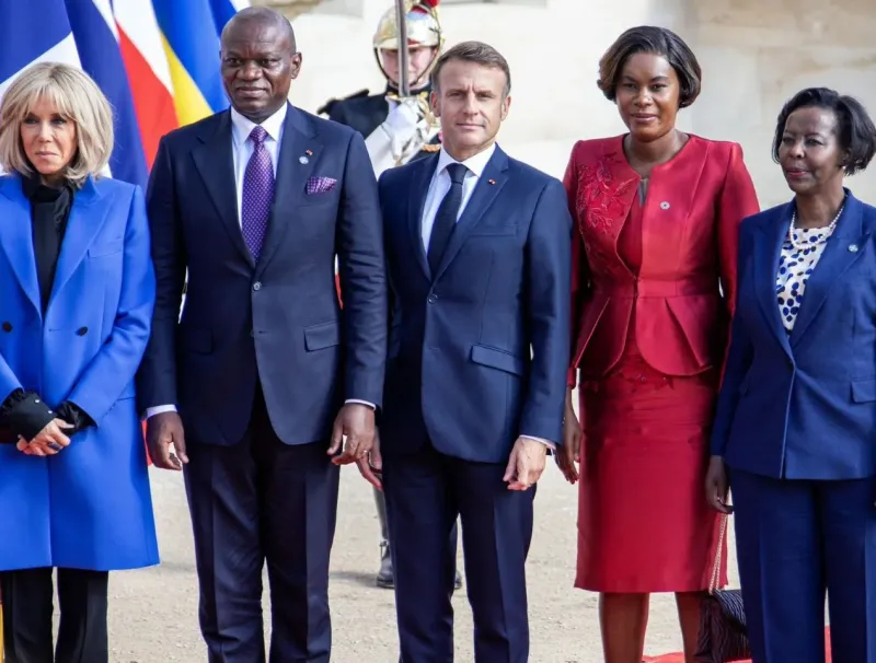 Le président Oligui Nguema entouré du Président Macron au sommet de la Francophonie © DR