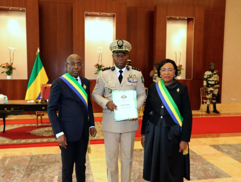 Oligui Nguema recevant le projet de constitution de la part de Jean François Ndongou et Paulette Missambo © DR