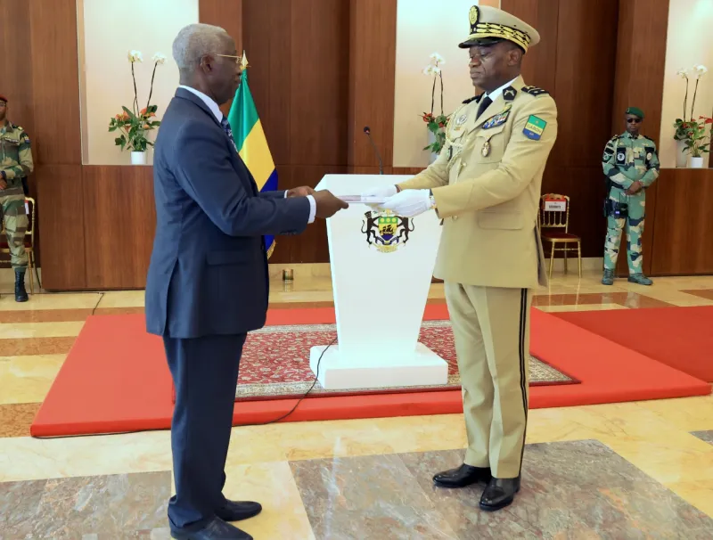 Le président de la Transition Oligui Nguema remettant le projet de constitution au Premier Ministre Raymond NDONG SIMA, libreville le 17 octobre 2024 © DR