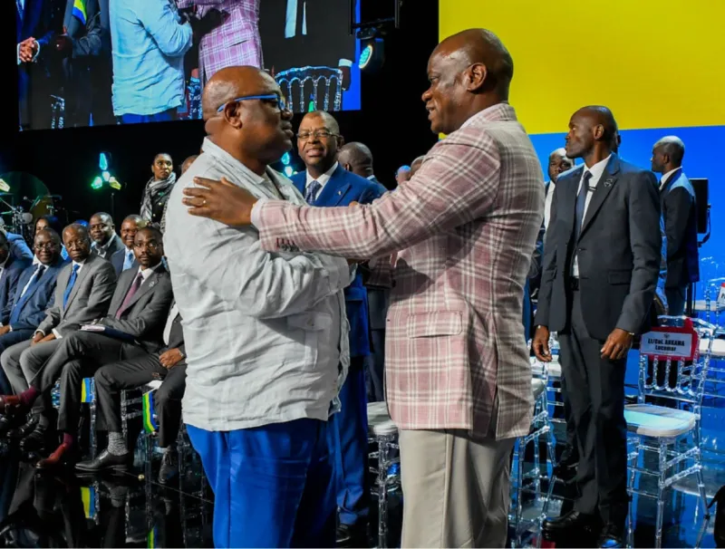 Wilfried Okoumba et le Président Oligui Nguema lors de sa visite à la diaspora gabonais de France © DR