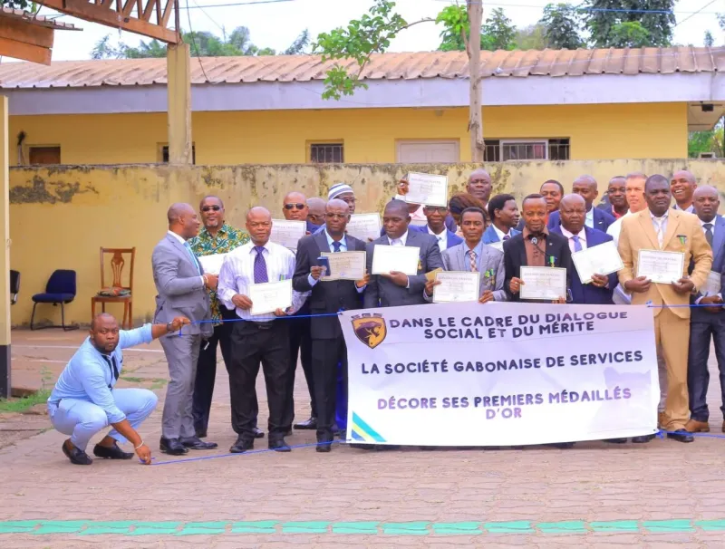 Port-Gentil : 26 agents de la SGS reçoivent la médaille d'or du travail