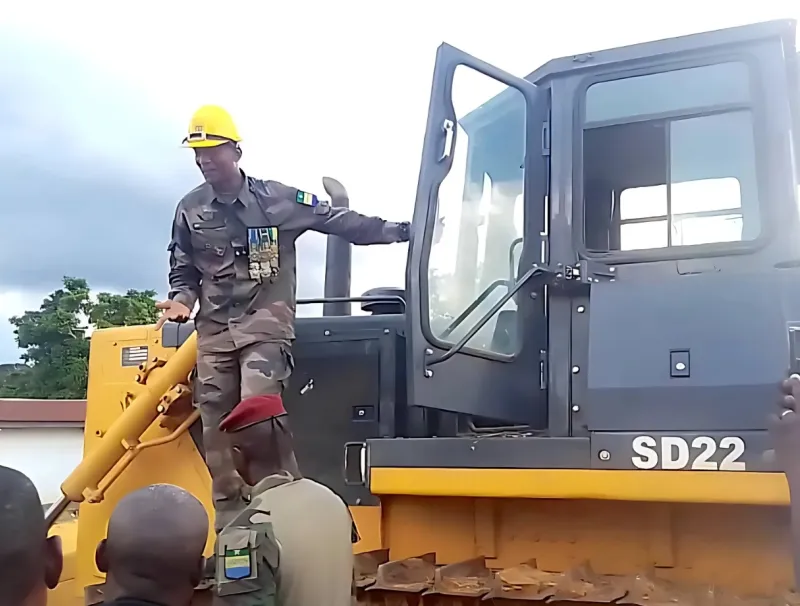 le ministre Ntossui ALLOGO, lors du lancement des travaux routiers 