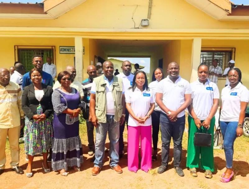 Photo de famille des membres de l'association Lavè et les responsables du Lycée Simon Oyono Aba de Bitam © DR