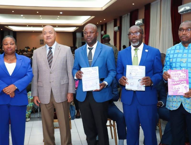 La ministre de l’Education Nationale, Camelia Ntoutoume Leclercq posant avec les officiels de Franceville  © DR