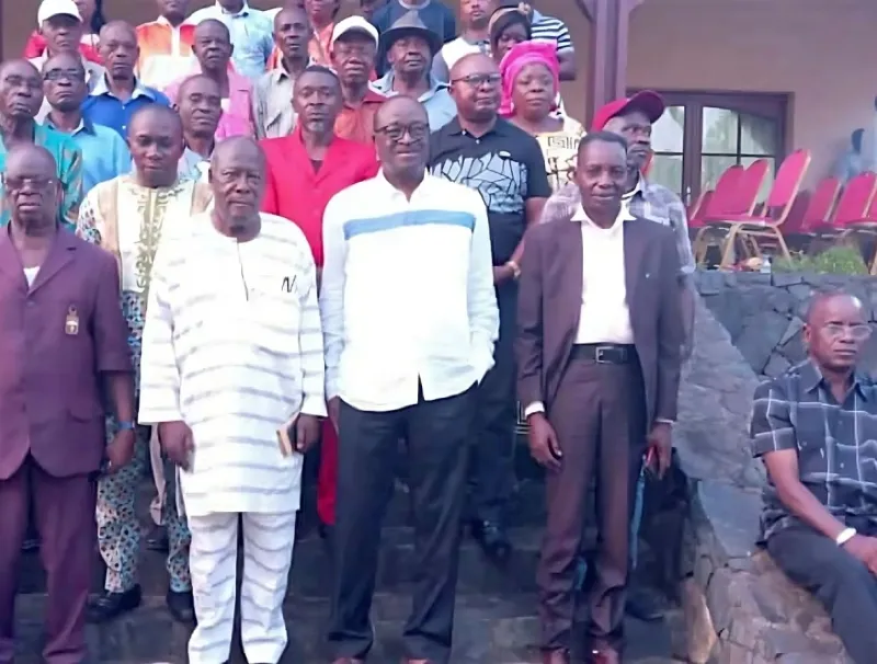 Photo de famille avec Égide Boundono Simangoye (au centre chemise blanche) au terme de la rencontre à Moanda.