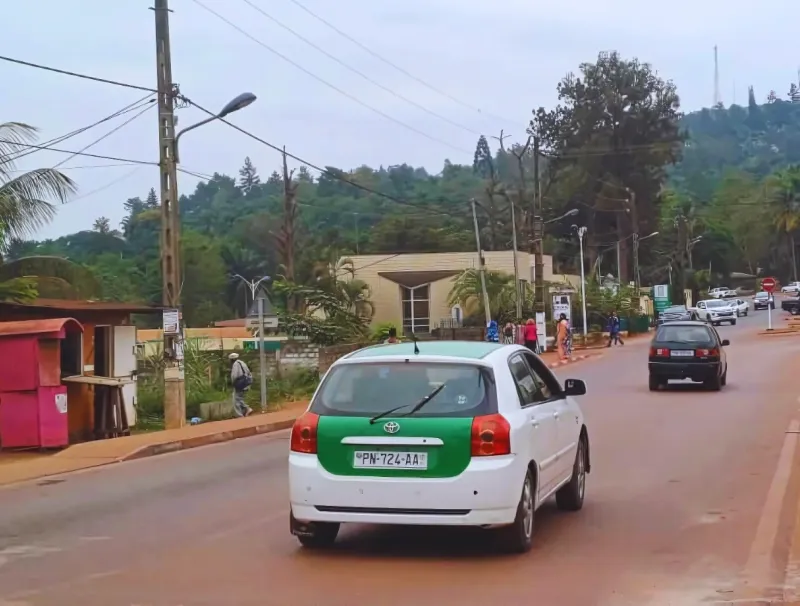 Image taxi dans la ville de Mounana au Gabon © DR