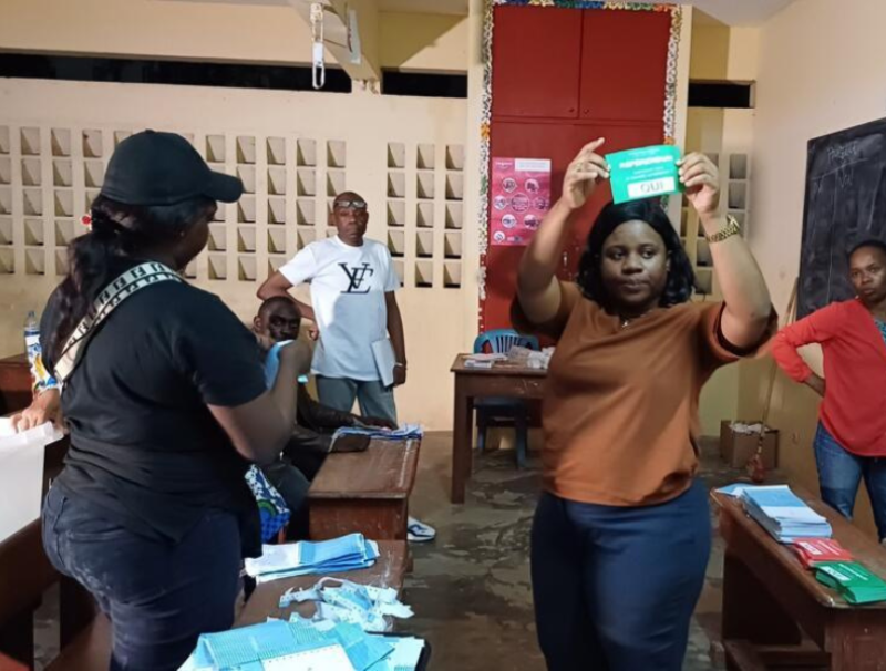 Un bulletin pour le «oui», dans un bureau de vote de Libreville, lors du référendum sur la nouvelle constitution, le 17 novembre 2024. © Yves-Laurent Goma / RFI