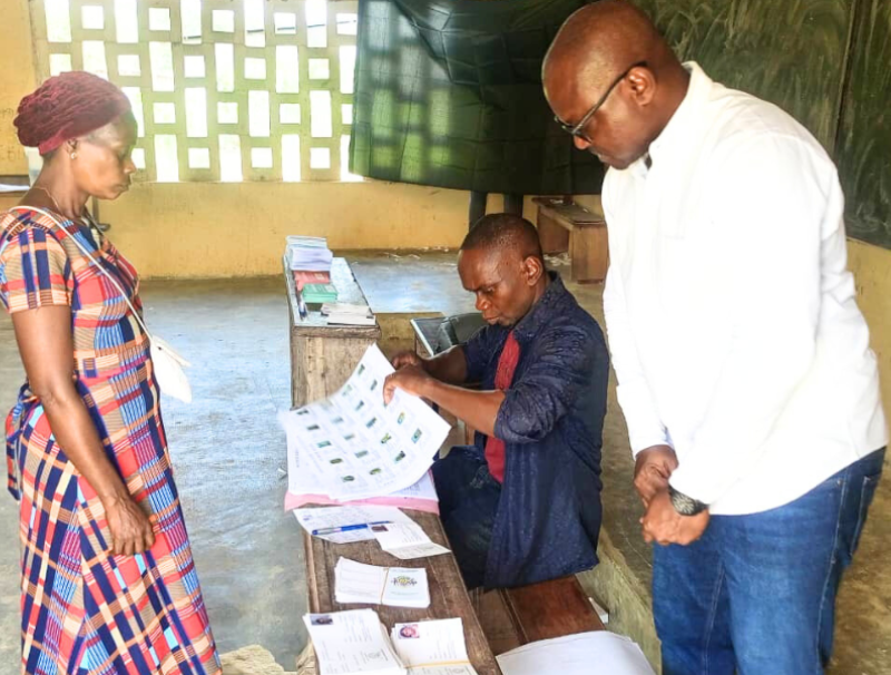 Une électrice dans un bureau de vote dans un centre de Koula-Moutou © L'Union