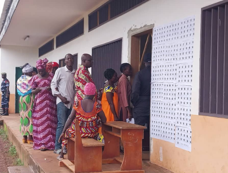 Des électeurs dans un centre de vote à Tchibanga lors du référendum - 16 novembre 2024