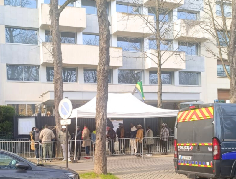 Des électeurs gabonais à l'ambassade du Gabon à Paris pour le vote du référendum © L'Union